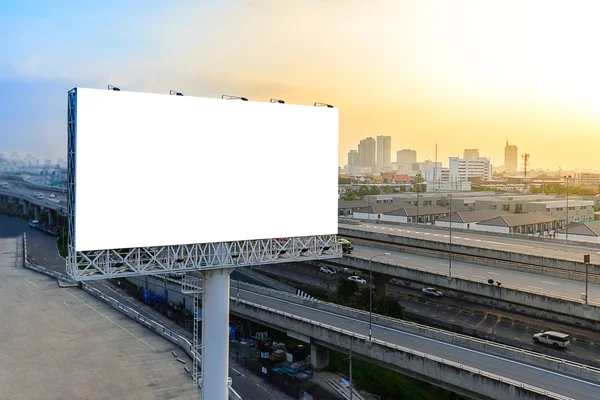 Boş billboard reklam için alacakaranlıkta. 