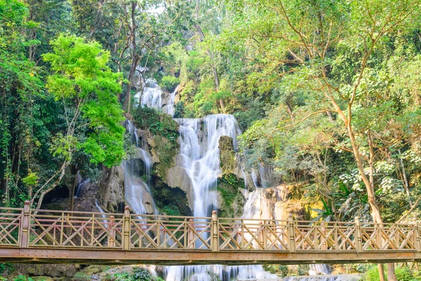 Wodospad Kouangxi z drewnianym mostem w Luang Prabang w Laosie. — Zdjęcie stockowe