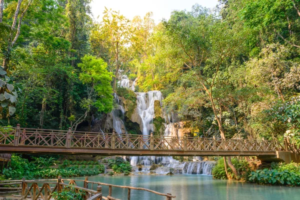 Vodopád Kouangxi s dřevěným mostem v Luang Prabang v Laosu. — Stock fotografie