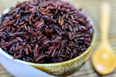 Tahta kaşık kase pirinç berry kapatın.