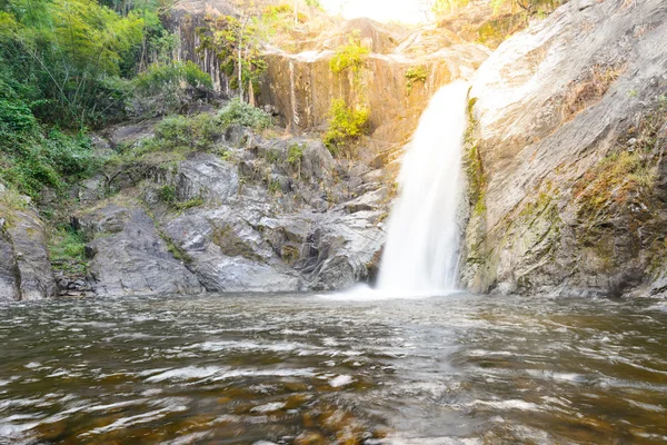 Wasserfall im tiefen Regenwald. — Stockfoto