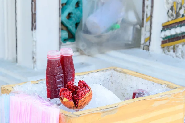 Fresh pomegranate and bottle juice. — Stock Photo, Image