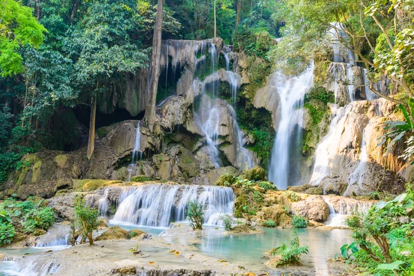 Kouangxi waterval aan Luang Prabang in Laos. — Stockfoto