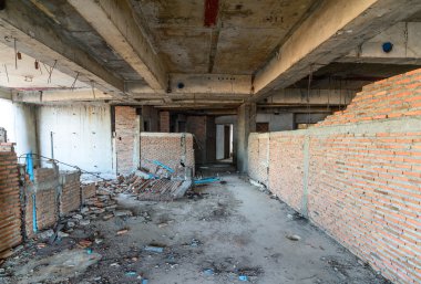 Terk edilmiş binaların iç.