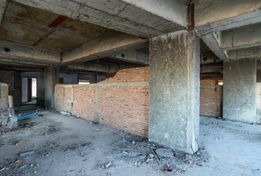 Terk edilmiş binaların iç.