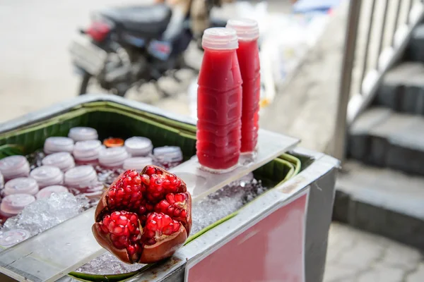 Fresh pomegranate and bottle juice background. — Stock Photo, Image