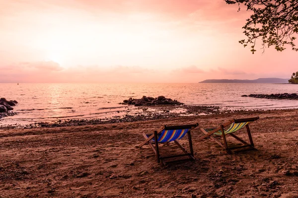 Decks coloridos para relaxamento na praia . — Fotografia de Stock