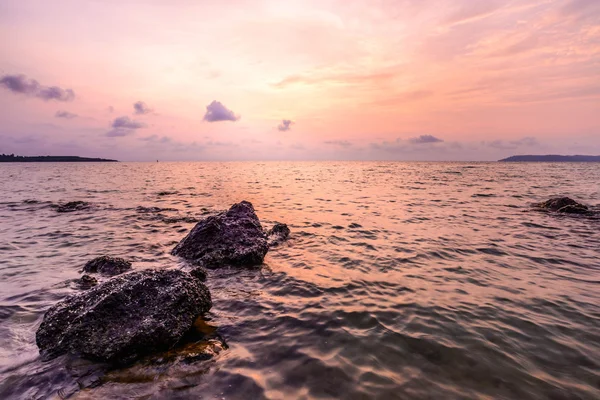 Paisaje marino con piedra al amanecer . —  Fotos de Stock