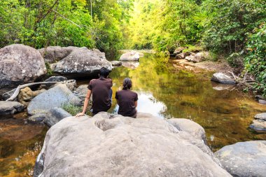 Ormandaki göl doğa ile çift romantizm.