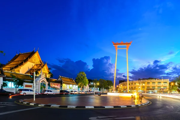 Giant Swing y Suthat templo en el crepúsculo en Bangkok, Thaila — Foto de Stock