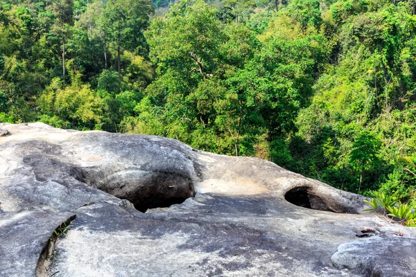 Agujero de piedra en bosque . —  Fotos de Stock