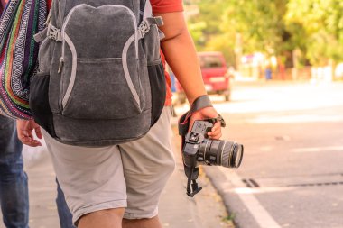 Kamera tutarak ve şehirde yürüyüş kadın Gezgin.