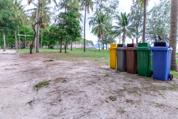 Πολύχρωμο trashcan στο παραθαλάσσιο δάσος. — Φωτογραφία Αρχείου