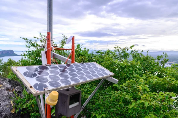 Сонячна батарея для електрики на піку гори . — стокове фото