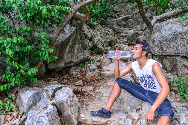 Man hiker drinking water in roasting day. — Stock Photo, Image