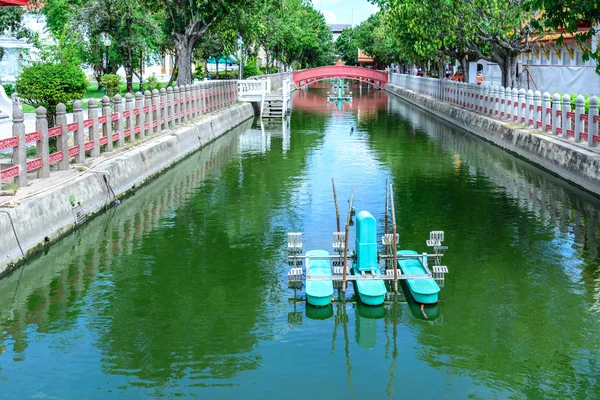 水车轮漂浮在运河城. — 图库照片