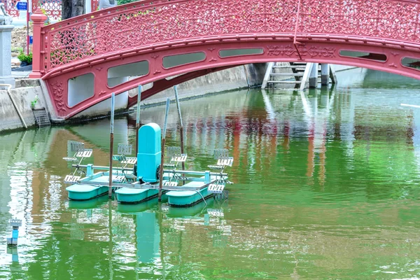 水车轮漂浮在运河城. — 图库照片