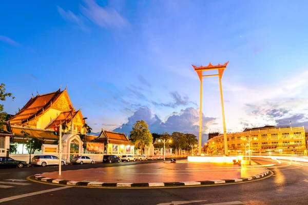 El templo Giant Swing and Suthat en el crepúsculo en Bangkok . — Foto de Stock