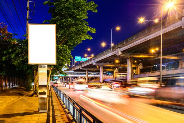 Panel publicitario en blanco cerca de la carretera por la noche . — Foto de Stock