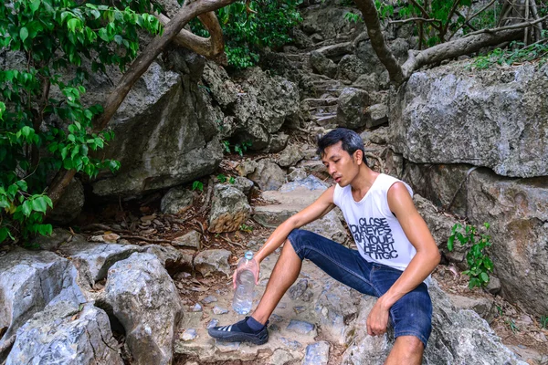 Man hiker rasting in roasting day. — Stock Photo, Image