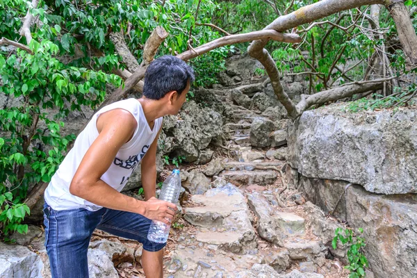 Adam atfer içme suyu gün kavurma ileriye uzun yürüyüşe çıkan kimse. — Stok fotoğraf