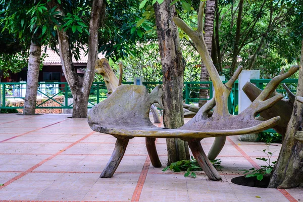 Banc en bois vintage mage de la racine de l'arbre . — Photo