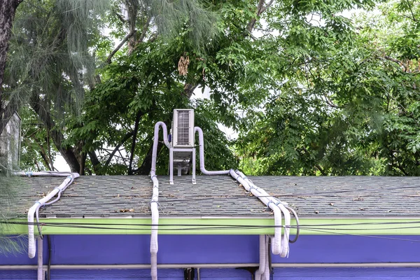 Compressor de ar no telhado com encanamento . — Fotografia de Stock