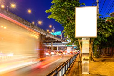 Geceleri road yakınındaki boş reklam paneli.