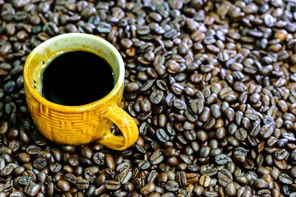 Hot americano, Black coffee in yellow cup with coffee. — Stock Photo, Image