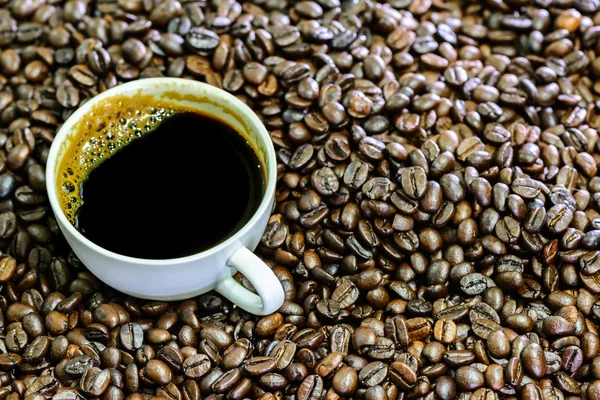 Hot americano, Black coffee in white cup with coffee beans. — Stock Photo, Image