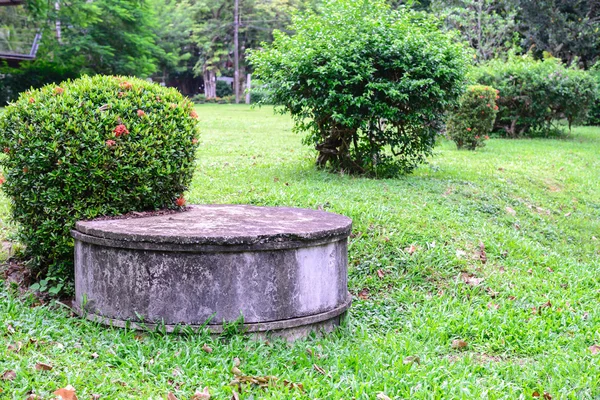 Fossa séptica de cimento para águas residuais . — Fotografia de Stock