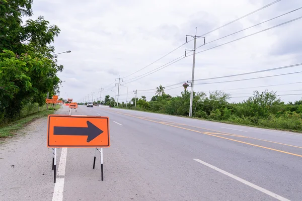 Right arrow symbol for road diversion near broken road. — Stock Photo, Image