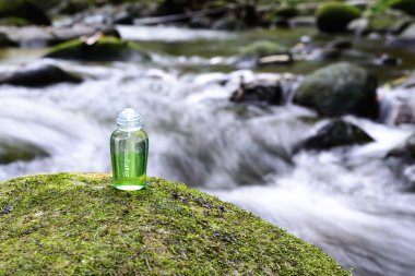 Moss taş şelale arka plan ile Spa şampuan. 