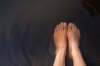 Kadın sağlığı için iyi bir yoldur doğal sıvı daldırma ayak kullanıyor.