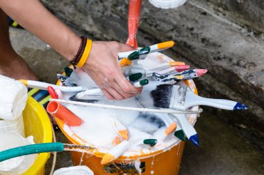 Birçok Boya fırçaları temizlik el yakın çekim. 