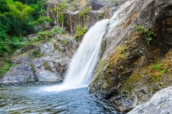Wasserfall im tiefen Regenwald. — Stockfoto