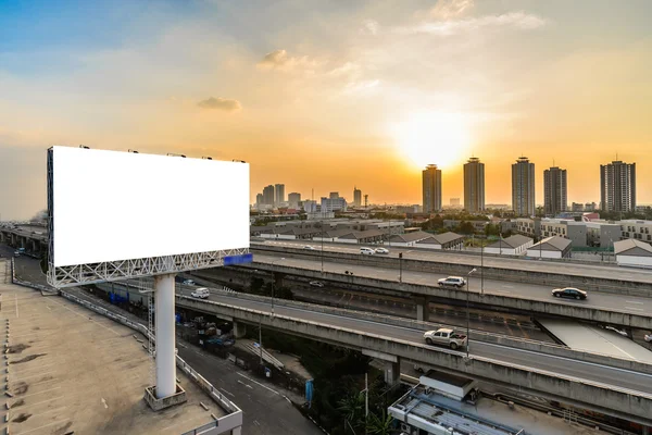 Outdoor em branco no crepúsculo para propaganda . — Fotografia de Stock