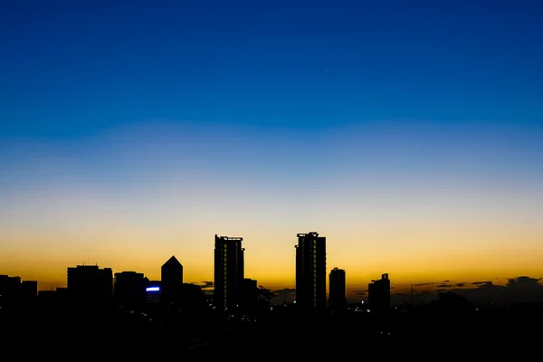 Silhouette building in Bangkok at sunset. — Stock Photo, Image