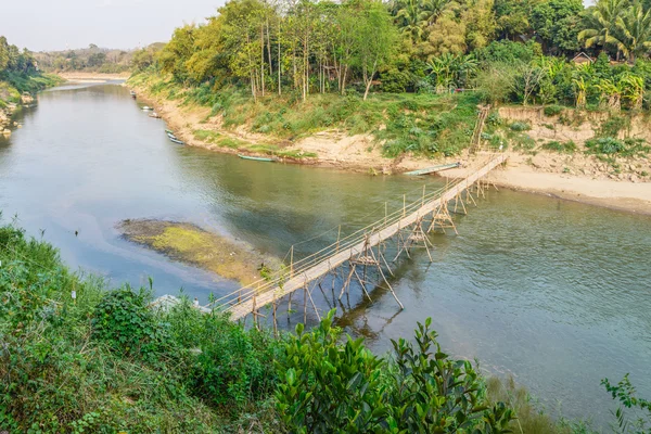 Bamboo bridge across the Mekong River at Luangprabang in Laos. — Stock Photo, Image