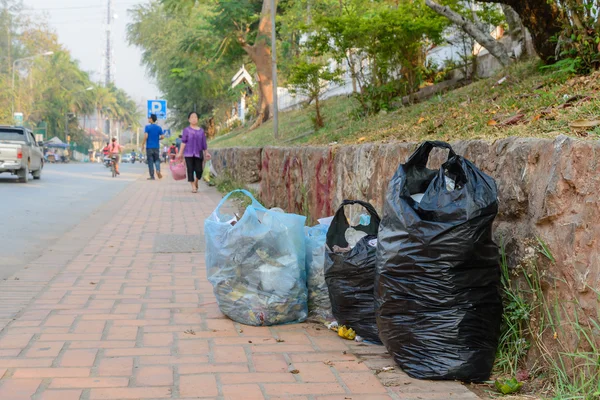 Σακούλα σκουπιδιών στο στην πλευρά του δρόμου. — Φωτογραφία Αρχείου