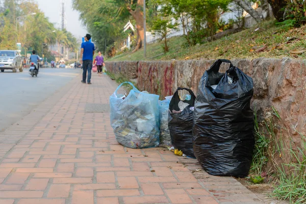 Σακούλα σκουπιδιών στο στην πλευρά του δρόμου. — Φωτογραφία Αρχείου