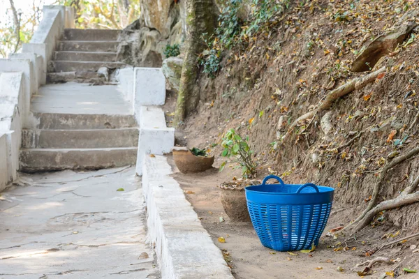 Blauer Plastikkorb als Mülleimer. — Stockfoto