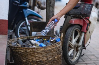 Şişe sepet çöp kutusuna atma el.