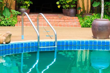 Otelde merdivenli havuz..