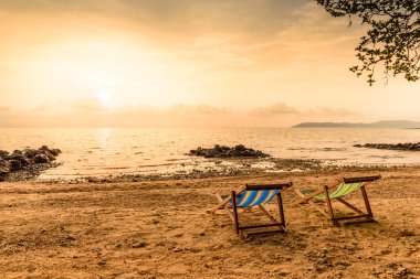 Kumsalda dinlenmek için renkli deste.
