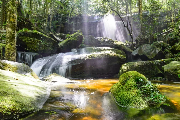 Cachoeira com raio de sol na floresta tropical . — Fotografia de Stock
