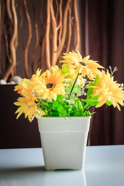 Kolorowe dekoracje sztuczny kwiat. — Zdjęcie stockowe