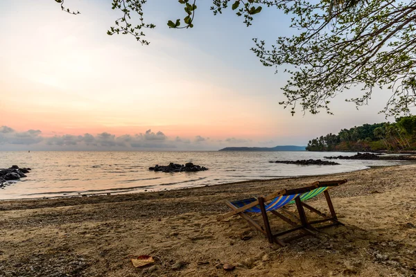 Ponts colorés pour la détente sur la plage . — Photo