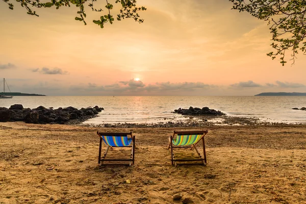 Decks coloridos para relaxamento na praia . — Fotografia de Stock