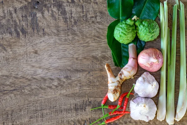 Otlar Tay Tom Yum yemek pişirmek için odun blokta kümesi. — Stok fotoğraf